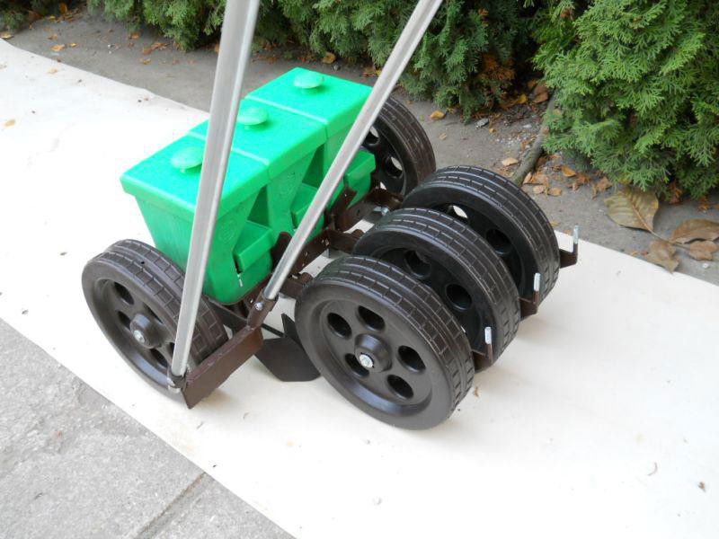  K1.3 kézi vetőgép - háromsoros, oldalkerekes, + 3 db ajándék 11 részes kanálkészlet!  termék fő termékképe